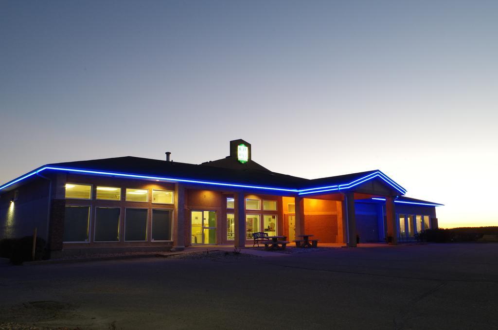 Bay Hill Inns & Suites Neepawa Extérieur photo
