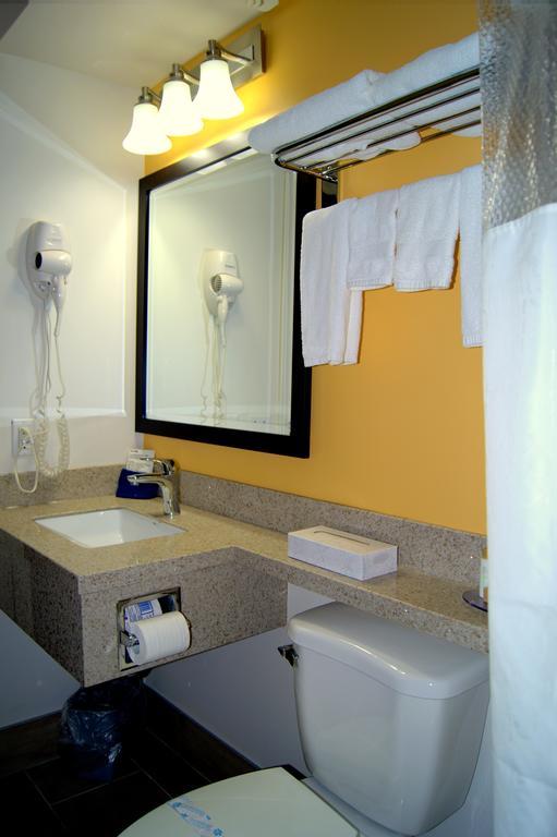 Bay Hill Inns & Suites Neepawa Extérieur photo