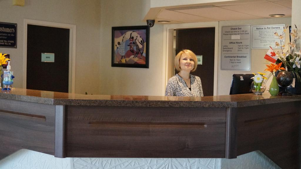 Bay Hill Inns & Suites Neepawa Extérieur photo