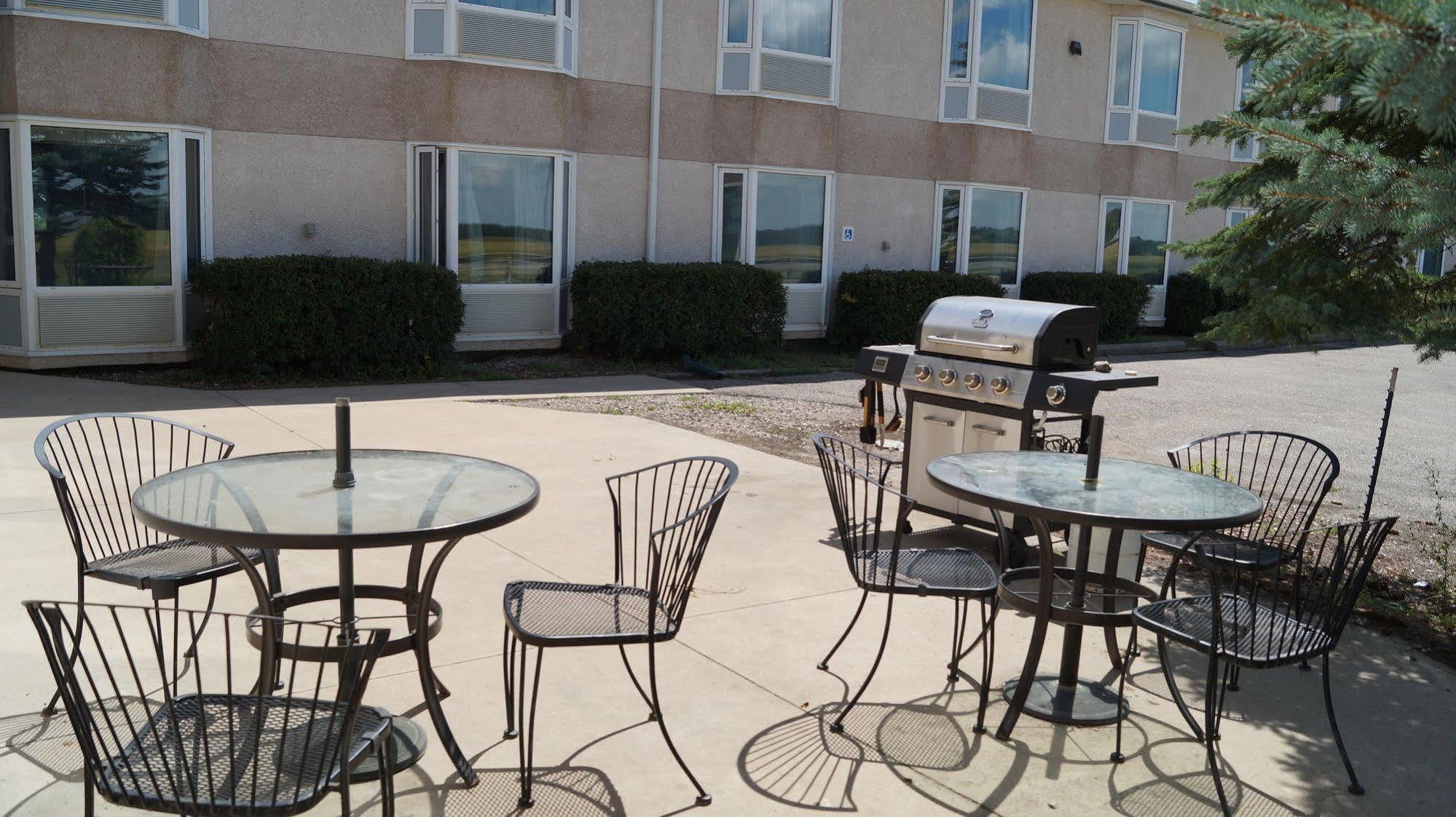 Bay Hill Inns & Suites Neepawa Extérieur photo