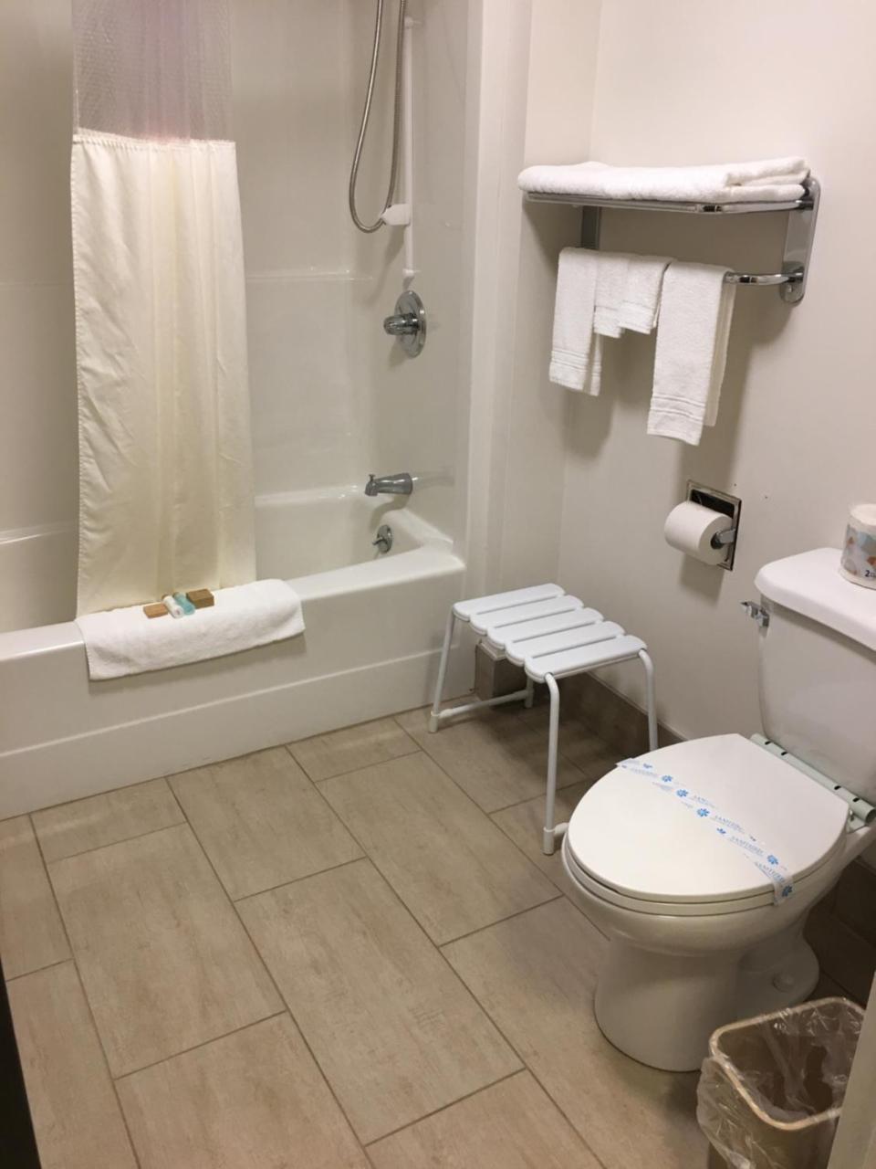 Bay Hill Inns & Suites Neepawa Extérieur photo