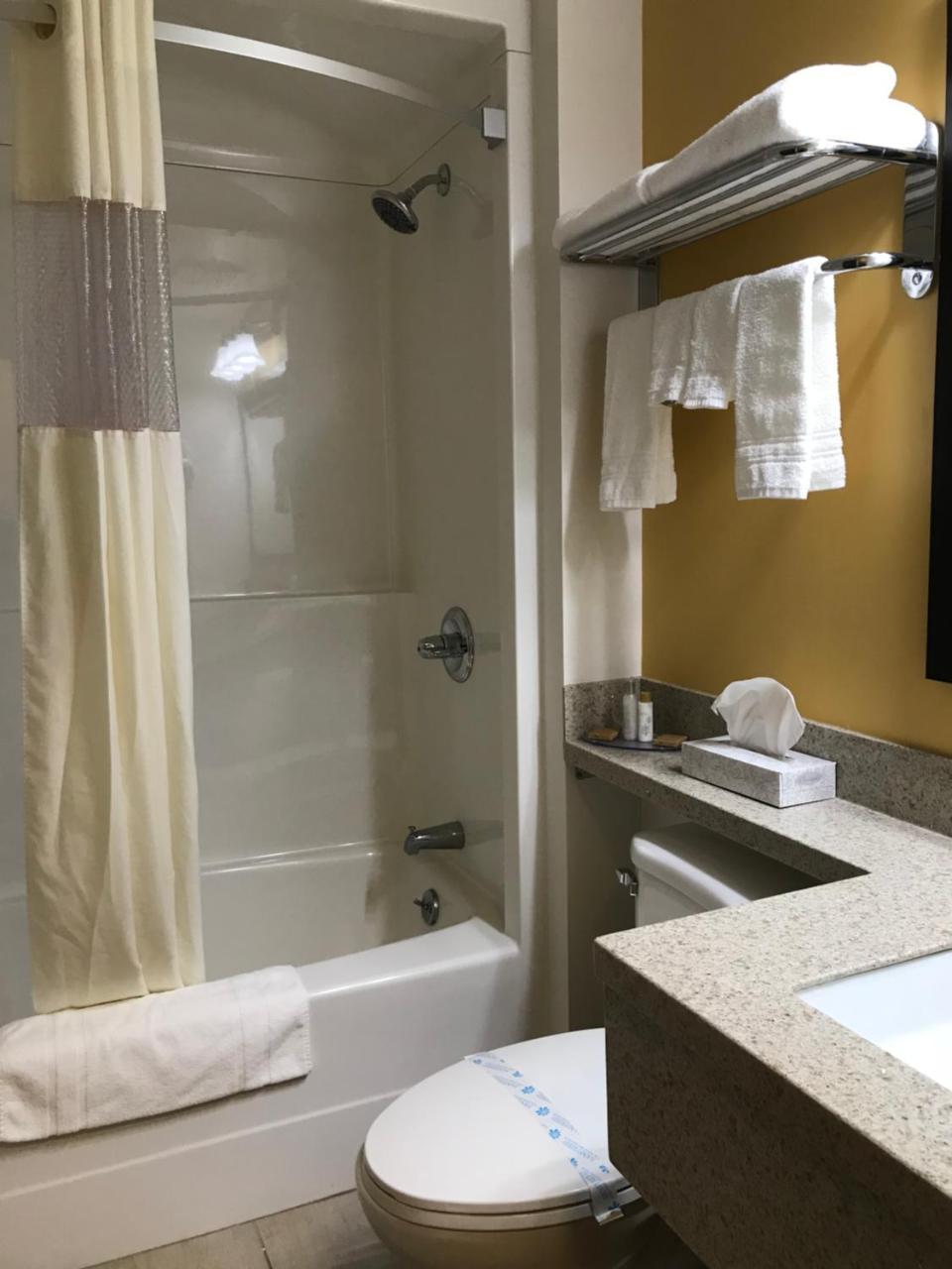 Bay Hill Inns & Suites Neepawa Extérieur photo