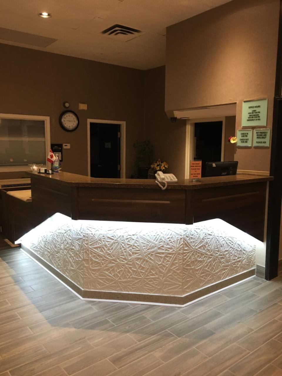Bay Hill Inns & Suites Neepawa Extérieur photo