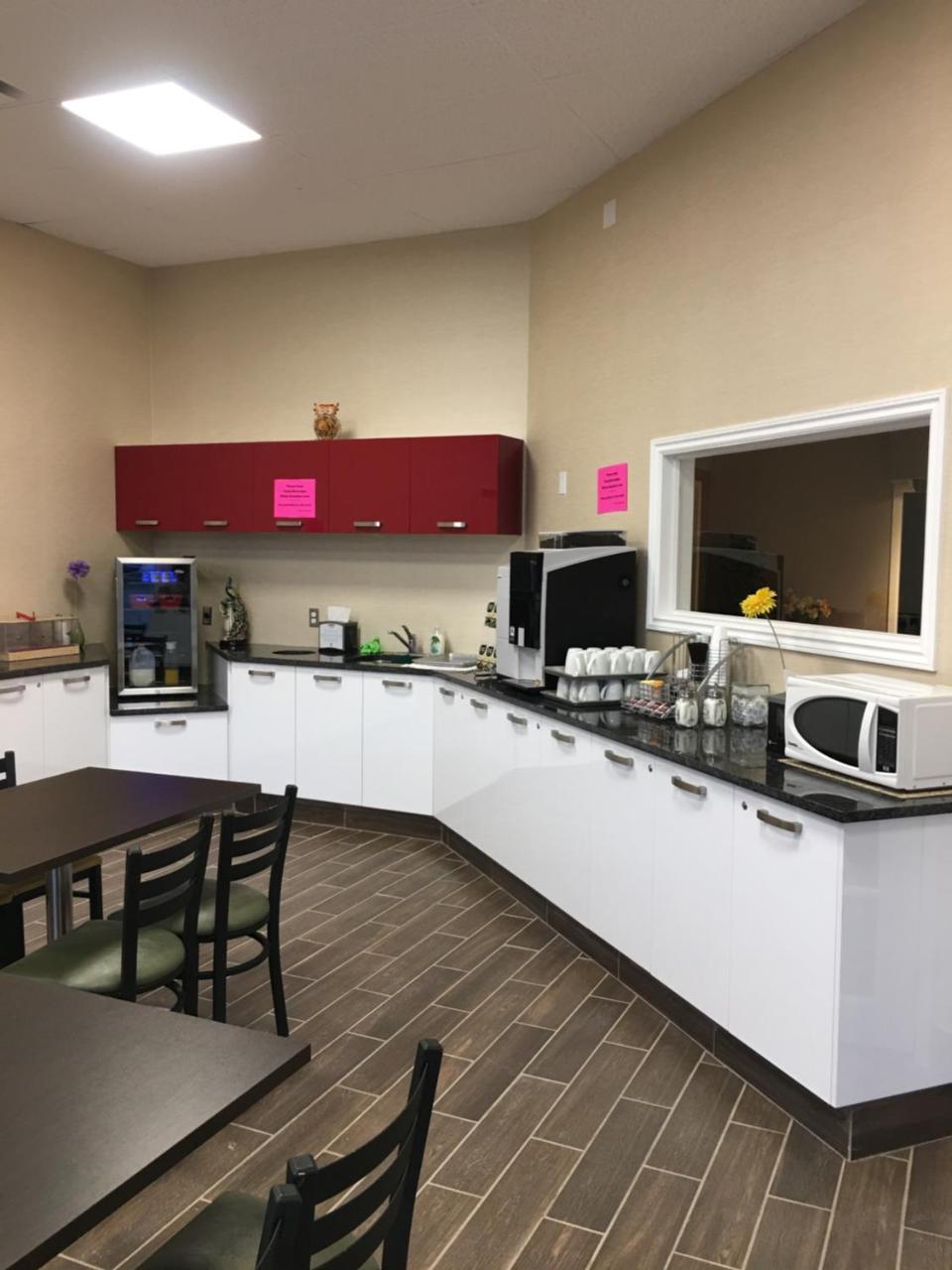 Bay Hill Inns & Suites Neepawa Extérieur photo