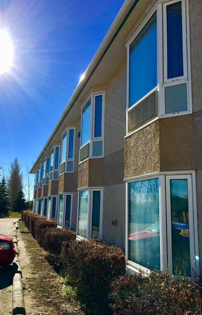 Bay Hill Inns & Suites Neepawa Extérieur photo