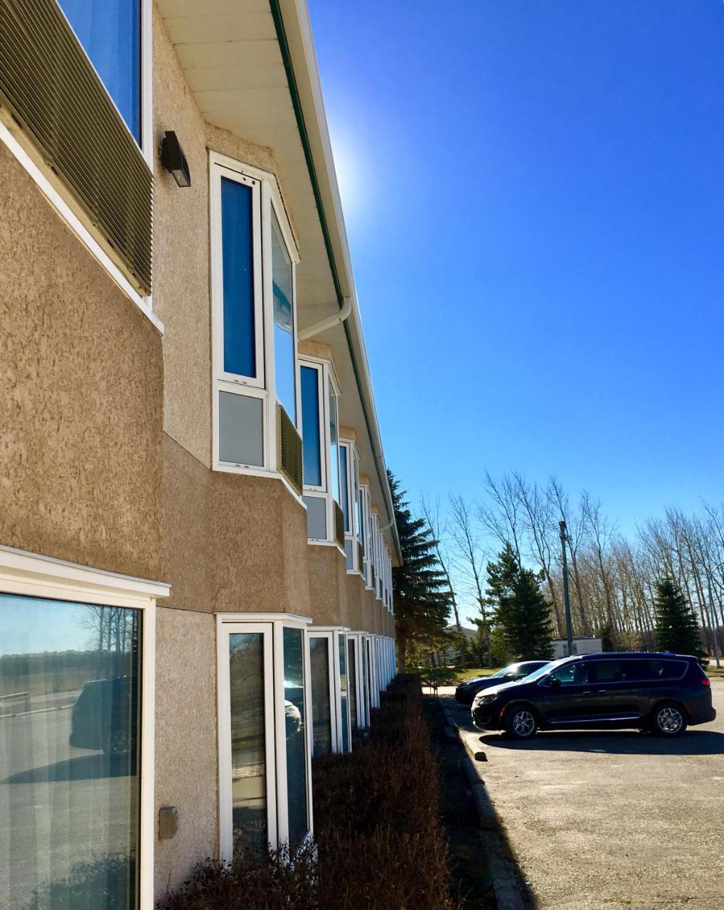 Bay Hill Inns & Suites Neepawa Extérieur photo